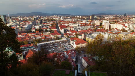 Skyline-Von-Ljubljana-In-Herbstwolken